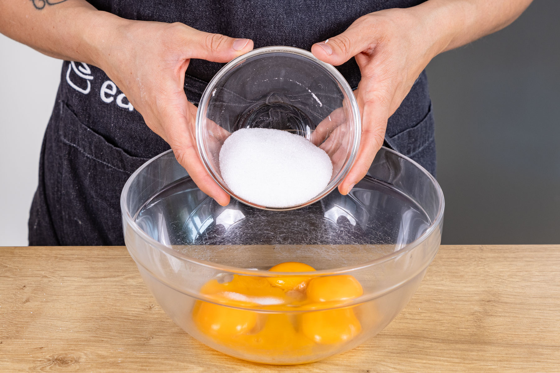 Zucker zu Eigelb geben