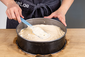Biskuitteig in Springform verstreichen