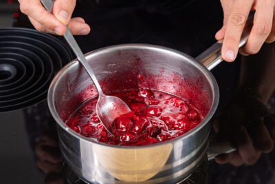 Himbeeren mit Zucker kochen