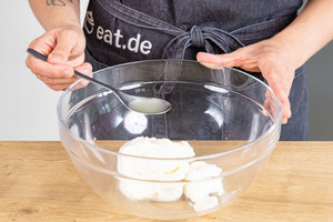 Zitronensaft zu Quark geben