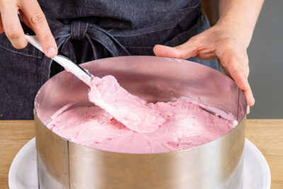 ersten Boden mit Himbeercreme bestreichen