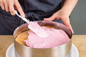 zweiten Boden mit Himbeercreme bestreichen