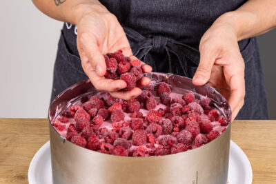 Himbeeren darauf verteilen