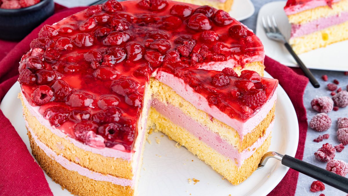 Himbeer-Sahne-Torte mit gefrorenen Himbeeren