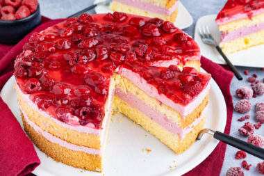 Himbeer-Sahne-Torte mit gefrorenen Himbeeren
