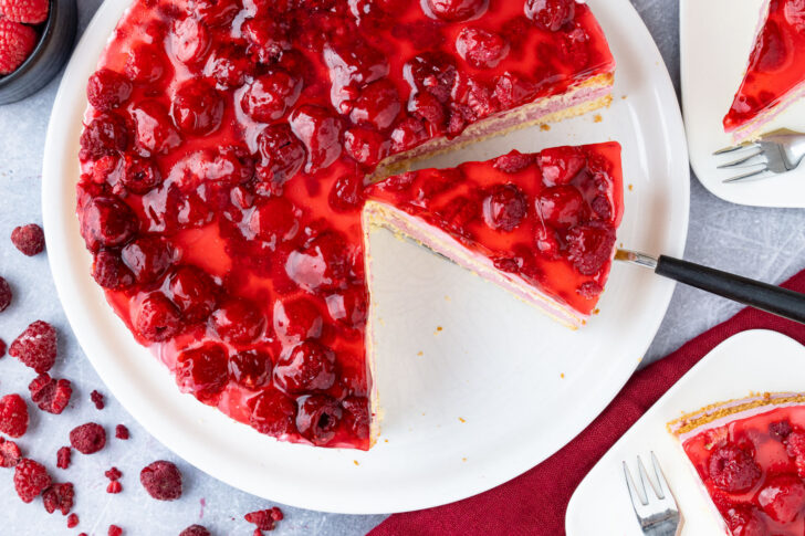 Himbeer-Sahne-Torte mit gefrorenen Himbeeren