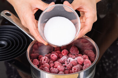 Zucker zu HImbeeren geben