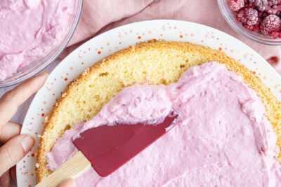Himbeercreme für Torten verstreichen