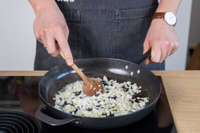 Zwiebel anbraten