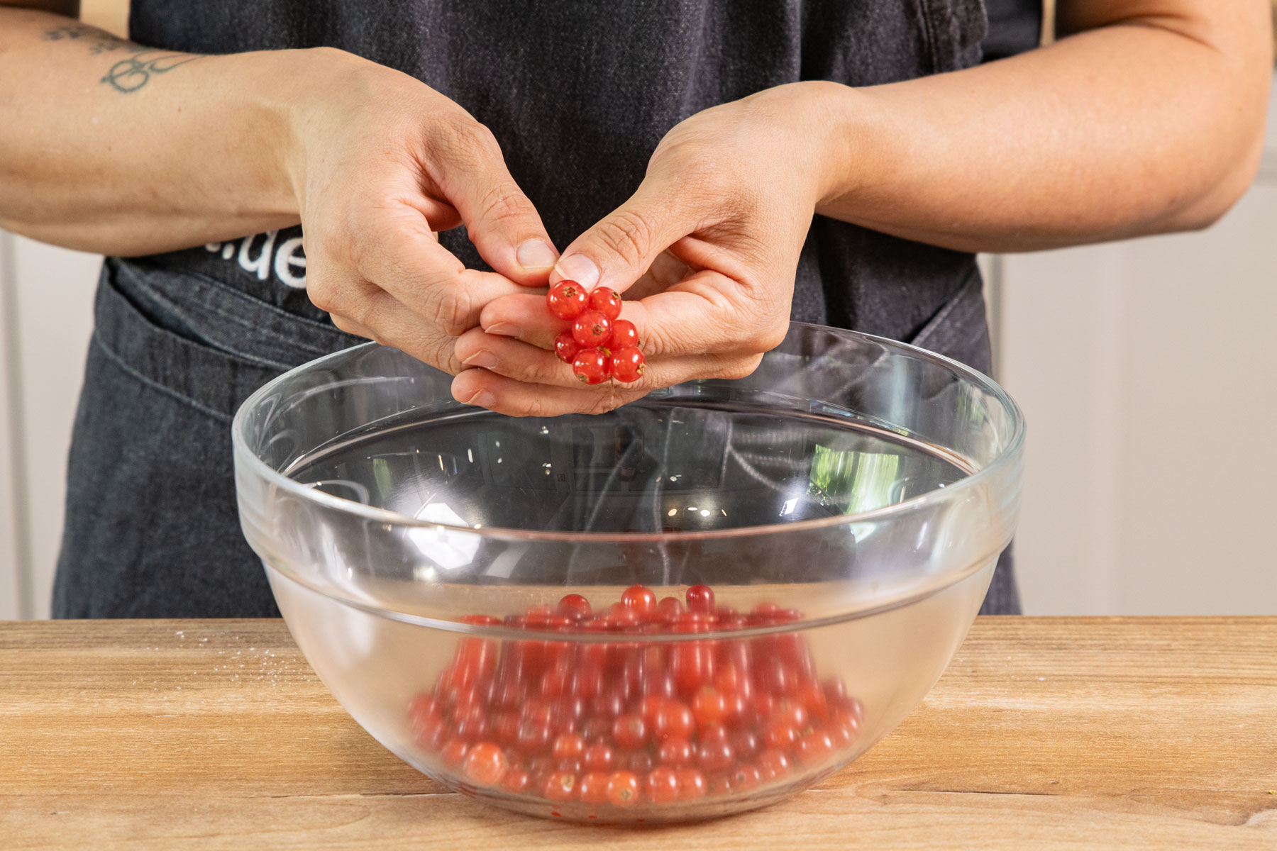 Johannisbeeren von Rispen befreien