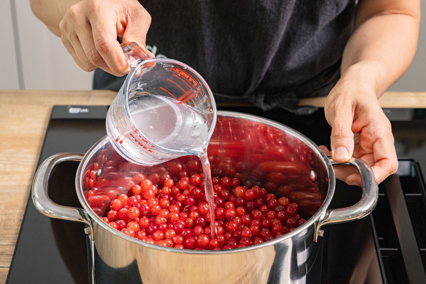 Wasser zu Johannisbeeren geben