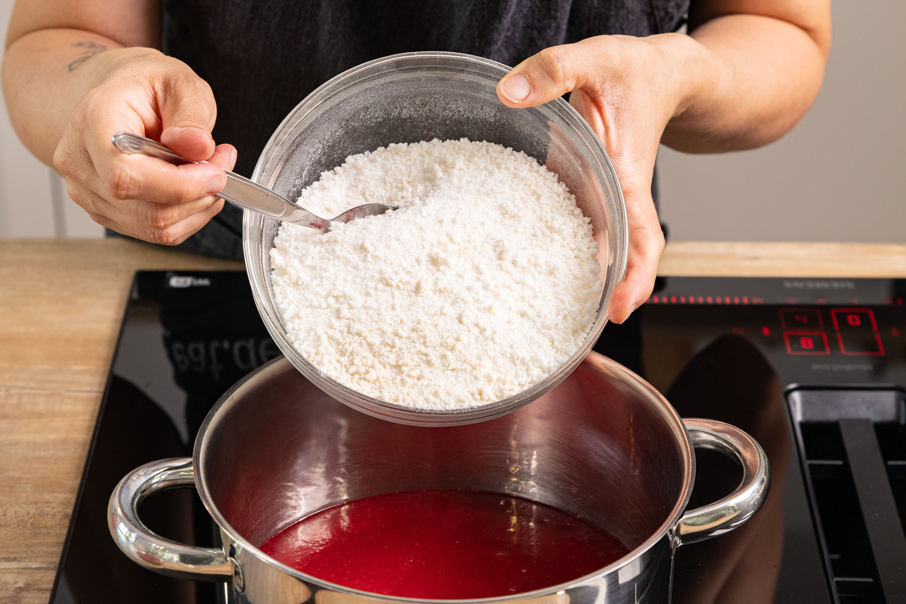 Gelierzucker zu Johannisbeersaft geben