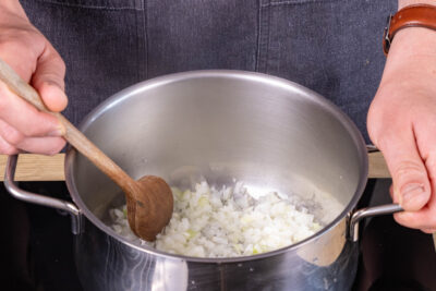 Zwiebel & Knoblauch anbraten