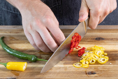 Chillis in feiner Ringe schneiden