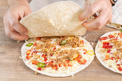 Käse-Quesadillas mit einem weiteren Tortilla abdecken