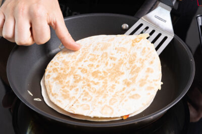 Käse-Quesadillas anbraten, bis der Käse schmilzt