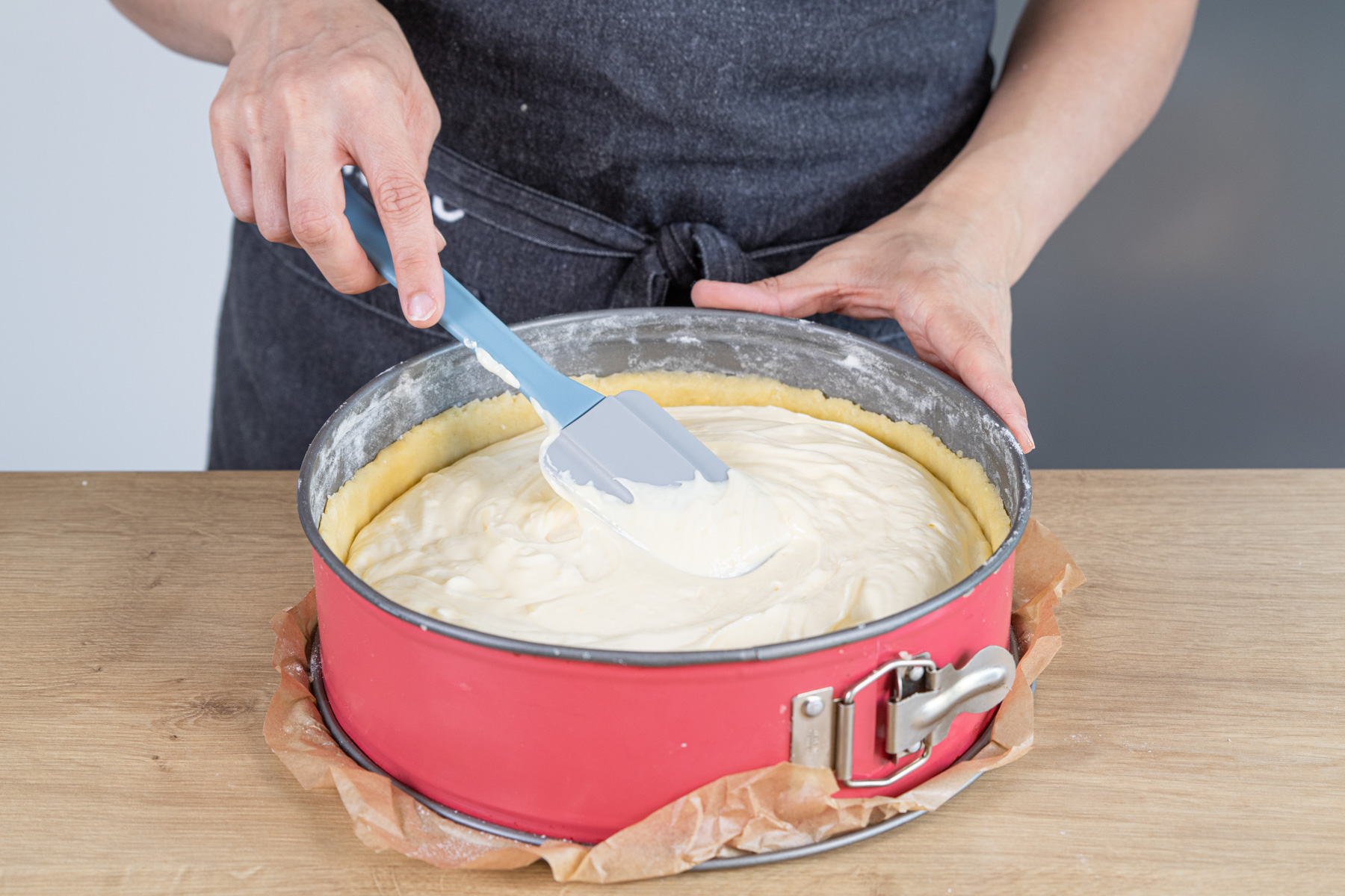Quarkmasse in die Form füllen