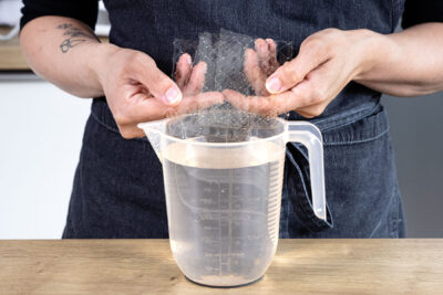 Gelatine in Wasser einweichen