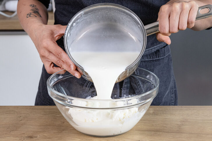 Gelatine unter restlichen Quark rühren