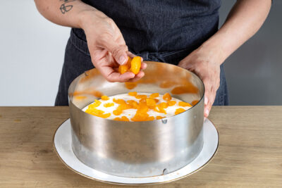 Mandarinen auf Käsesahnecreme geben