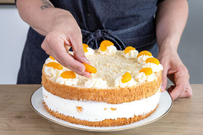 mit Sahnetuffs und Mandarinen dekorieren