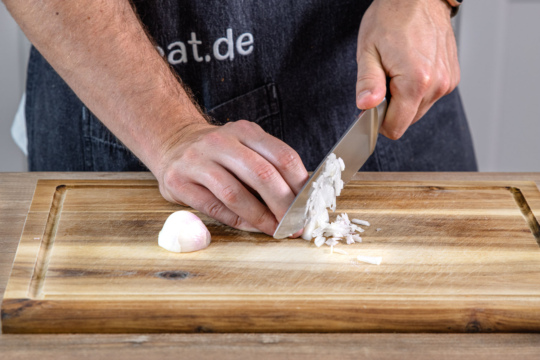 Zwiebel würfeln