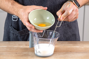 Eier zur Milch geben