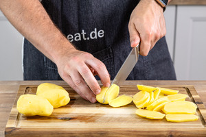 Kartoffeln in Scheiben schneiden