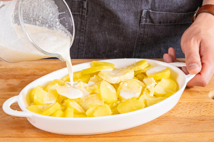 Soße über Kartoffeln gießen