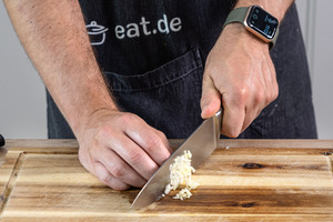 Zwiebel würfeln