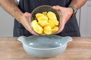 Kartoffeln in Auflaufform geben
