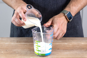 Kochsahne und Milch mischen