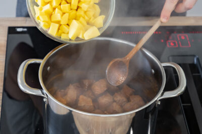 Kartoffeln zum Gulasch geben