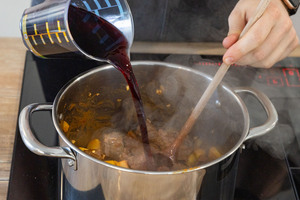 Rotwein zum Gulasch gießen