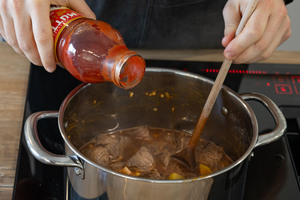 passierte Tomaten zum Gulasch geben