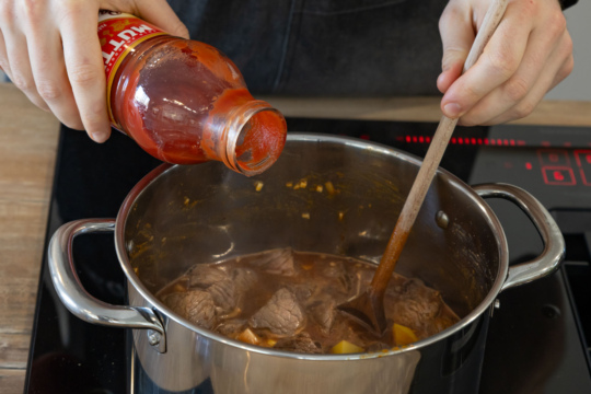 passierte Tomaten zum Gulasch geben