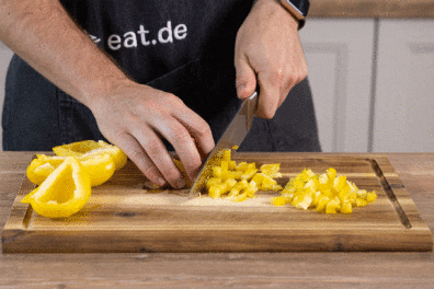 Paprika in kleine Stücke schneiden