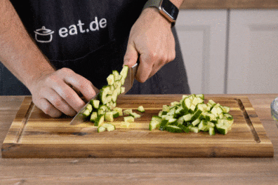 Gurken in kleine Stücke schneiden