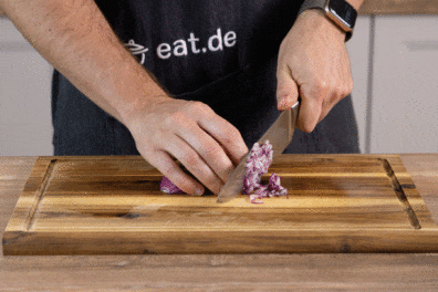 Zwiebel in kleine Stücke schneiden