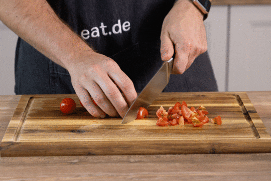 Tomaten in kleine Stücke schneiden.