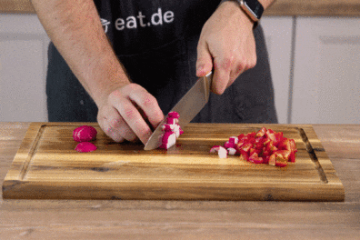 Radieschen in kleine Streifen schneiden