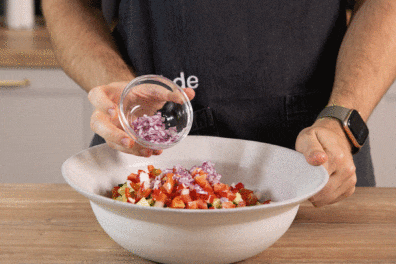Zwiebel in Schüssel geben.