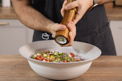 Den klassischen Kichererbsensalat mit Salz und Pfeffer würzen.