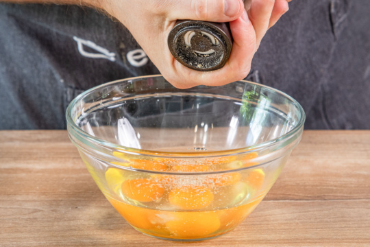 Eier salzen und pfeffern