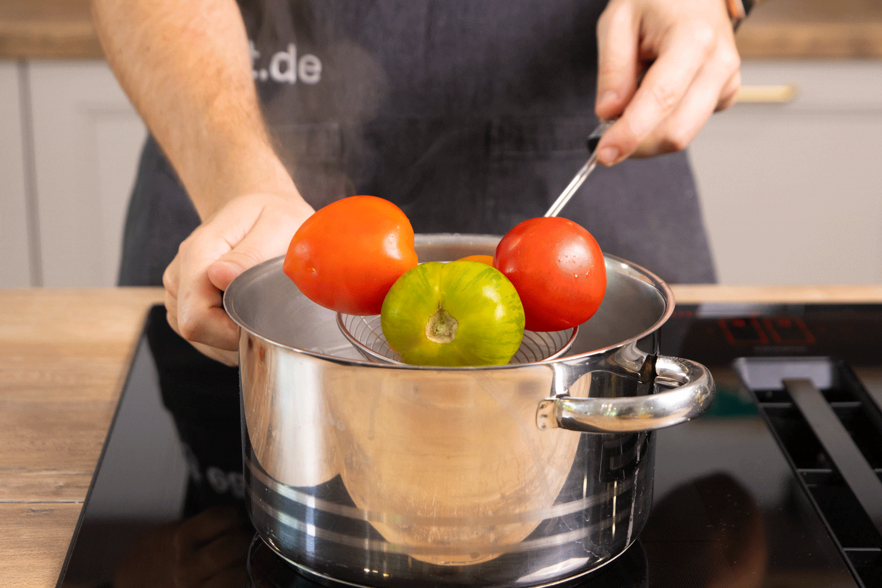 Tomaten in siedendes Wasser legen.