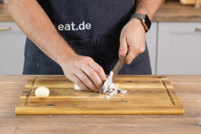 Zwiebeln klein schneiden.