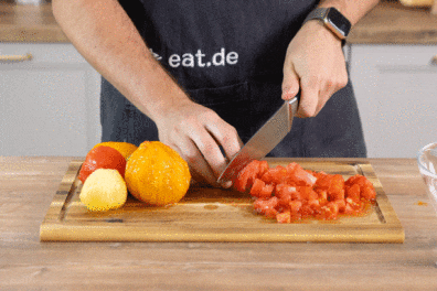 Tomaten in kleine Stücke schneiden.
