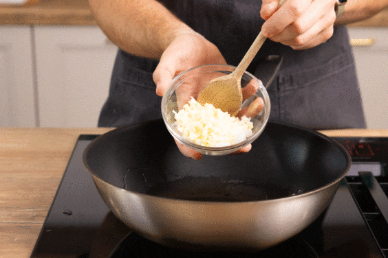 Zwiebeln und Knoblauch in der Pfanne anbraten.