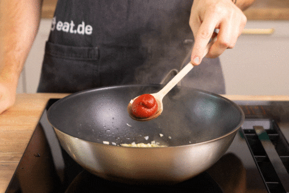 Tomatenmark zugeben und kurz mit anbraten.