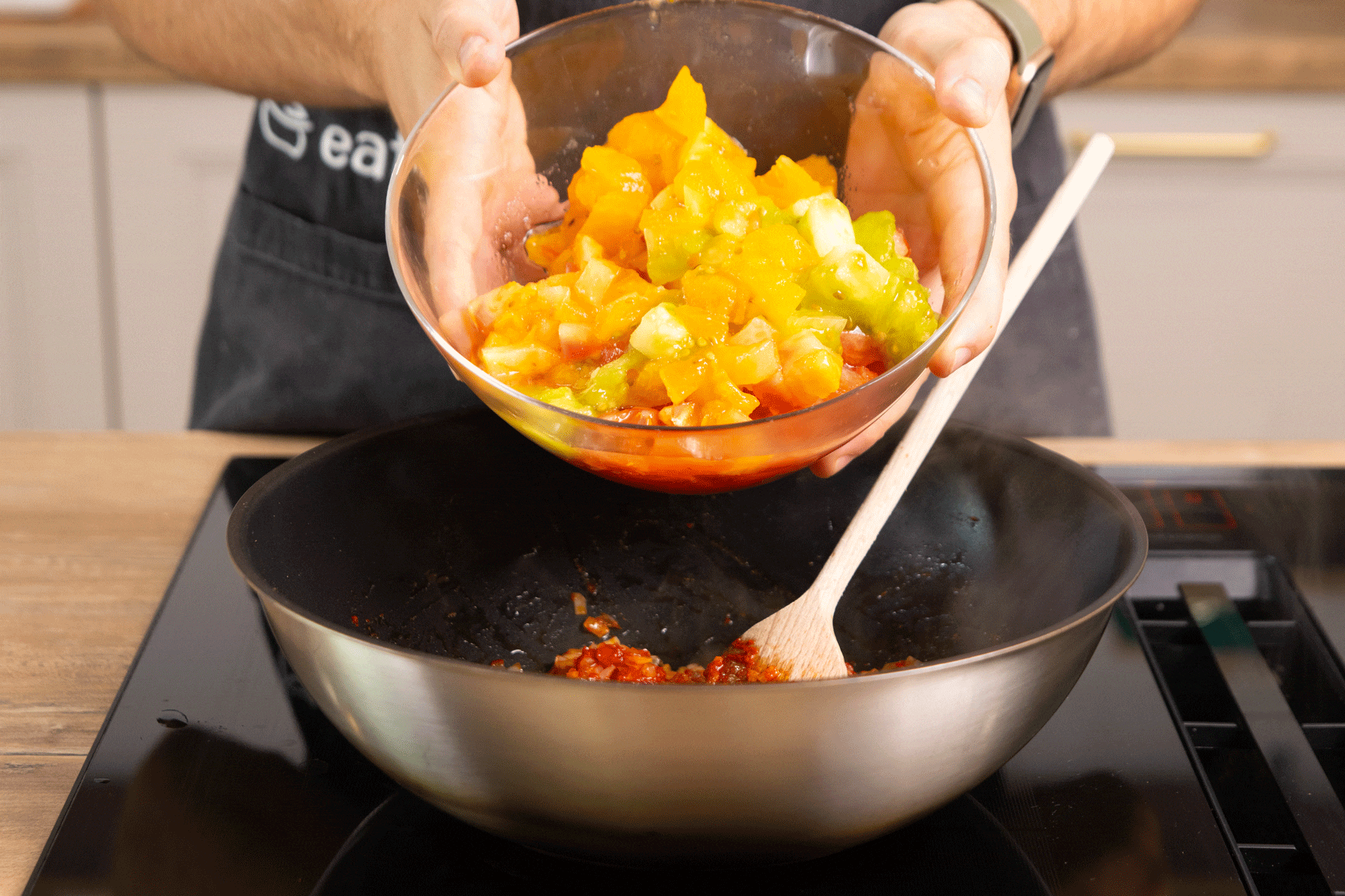Die Tomatenwürfel mit in die Pfanne geben.